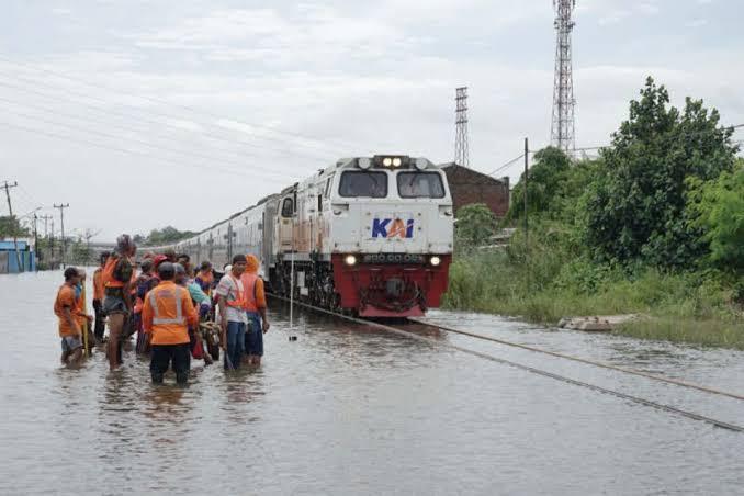Kereta api yang sudah bisa melintas jalur pantura Semarang mulai Senin (18/3/2024). (Humas KAI)
