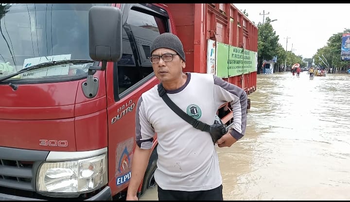 Truk pengangkut LPG 3 kg yang mogok akibat banjir di Grobogan, Jumat (16/3/2024). (Masrikin/kabarterdepan.com) 