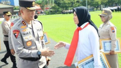 Kapolda Jatim Irjen Pol Imam Sugianto saat memberikan penghargaan kepada anggota berprestasi di Lapangan Apel Polda Jatim, Senin (18/3/2024). (Catur/kabarterdepan.com)