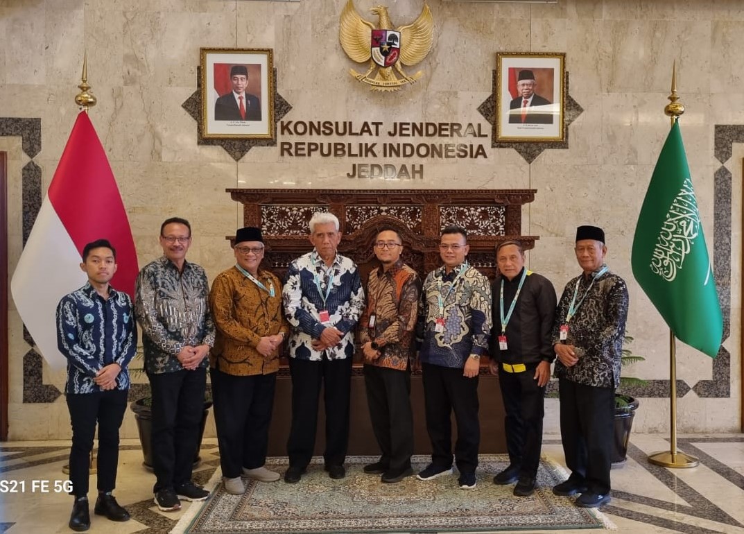 Pimpinan Unesa saat bertemu dengan pihak Konsulat Jenderal Republik Indonesia (KJRI) di Jeddah, Arab Saudi. (Unesa for kabarterdepan.com)