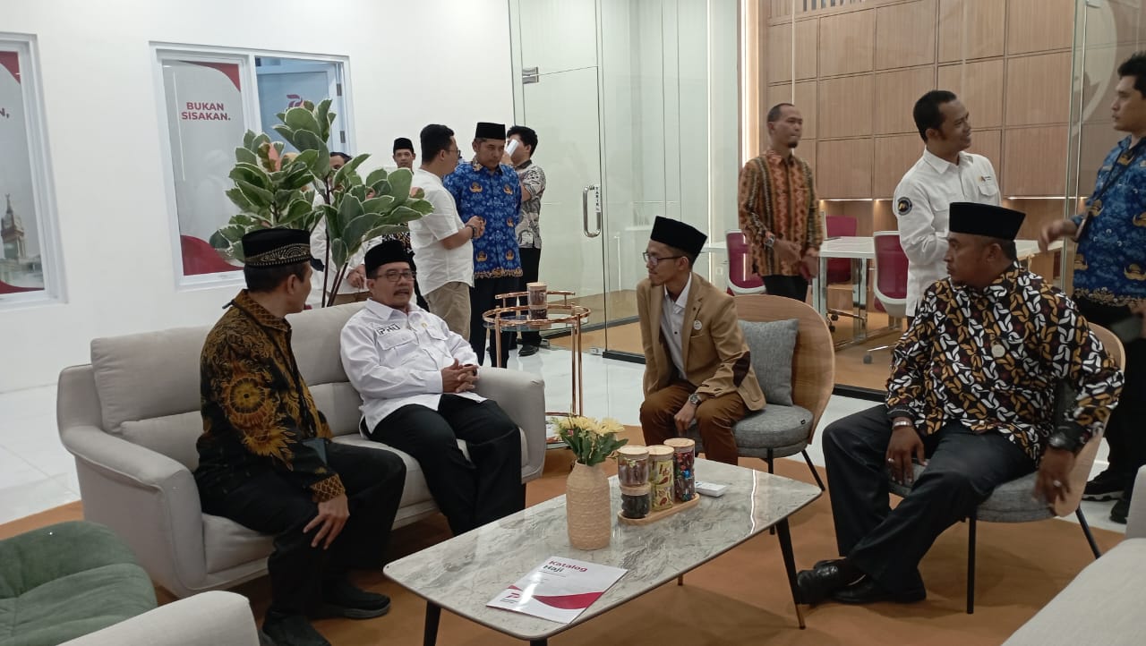 Kabid Haji dan Umrah Kanwil Kemenag Jatim, Abdul Haris (kedua dari kiri) saat menghadiri Grand Opening Panglima Ekspres Lounge di Surabaya, Senin (18/3/2024). (Catur/kabarterdepan.com) 