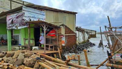 Rumah warga Kampung Bahari Tambaklorok Semarang yang terkepung banjir rob. (Ahmad/kabarterdepan.com)