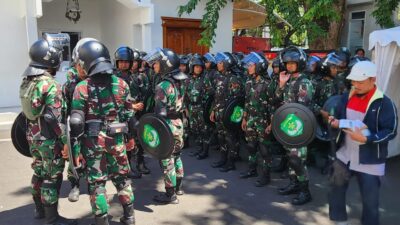Ribuan personel TNI/Polri yang disiagakan di Gedung KPU RI, Rabu (20/3/2024). (Fajri/kabarterdepan.com)