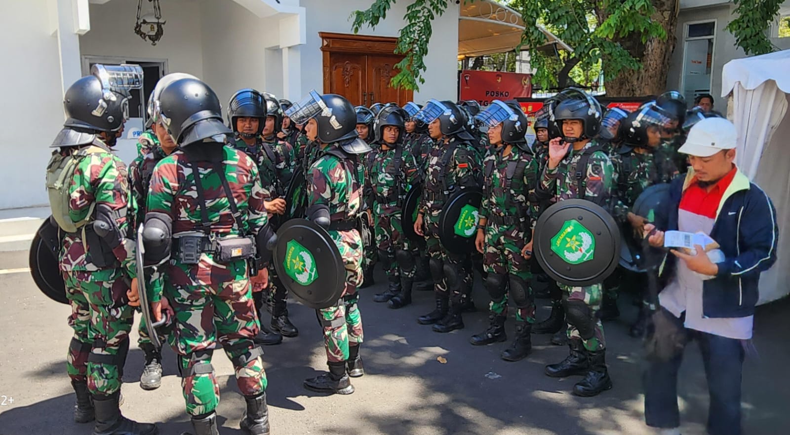 Ribuan personel TNI/Polri yang disiagakan di Gedung KPU RI, Rabu (20/3/2024). (Fajri/kabarterdepan.com) 