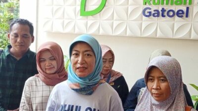 Corporate Secretary PT Nusantara Medika Utama, dr Anita Fadillah (kerudung biru) saat berikan keterangan pers terkait terjadinya kebakaran di RS Gatoel, Kota Mojokerto. (Joe/kabarterdepan.com)