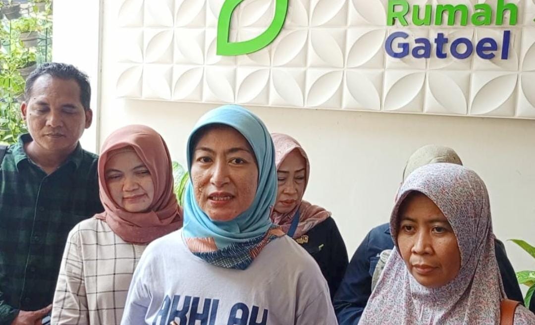 Corporate Secretary PT Nusantara Medika Utama, dr Anita Fadillah (kerudung biru) saat berikan keterangan pers terkait terjadinya kebakaran di RS Gatoel, Kota Mojokerto. (Joe/kabarterdepan.com)