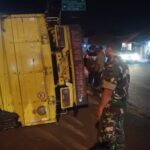 Kondisi truk bermuatan oli terguling di Kutorejo (Andy / Kabarterdepan.com)