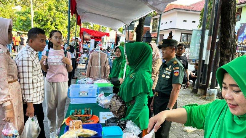 Ibu-ibu Persit Chandra Kirana tengah menjelaskan kepada pengunjung bazar. (Ahmad/kabarterdepan.com) 