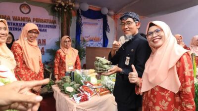 Sekda Provinsi Jateng, Sumarno saat berpose dengan ibu-ibu pelaku UMKM di bazar Ramadan 2024. (Ahmad/kabarterdepan.com)