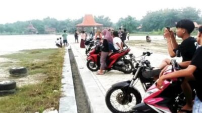 Beberapa pengunjung yang menyaksikan luapan lumpur di wisata Bleduk Cangkring, Grobogan. (Masrikin/kabarterdepan.com)
