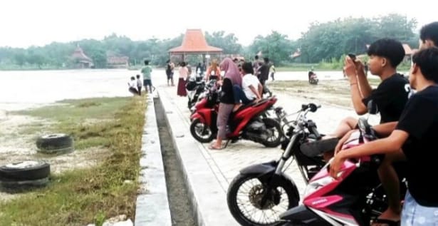 Beberapa pengunjung yang menyaksikan luapan lumpur di wisata Bleduk Cangkring, Grobogan. (Masrikin/kabarterdepan.com) 