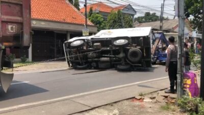 Proses evakuasi truk di simpang tiga Desa Pesanggrahan, Kecamatan Kutorejo, Kabupaten Mojokerto (Andy / Kabarterdepan.com)