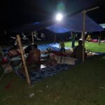 Warga di Pulau Bawean masih bertahan tinggal di tenda, Sabtu (23/3/2024). (Redaksi/kabarterdepan.com)