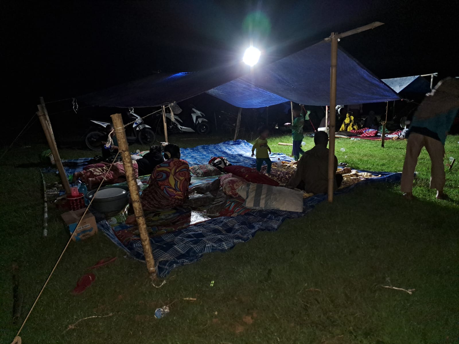 Warga di Pulau Bawean masih bertahan tinggal di tenda, Sabtu (23/3/2024). (Redaksi/kabarterdepan.com) 