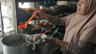 Sugiarti, pemilik warung Mak Mi. (Ahmad/kabarterdepan.com)