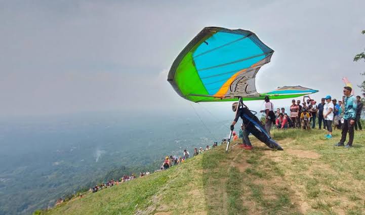 Kegiatan paralayang di Gunung Gajah, Kabupaten Semarang. (Ahmad/kabarterdepan.com) 