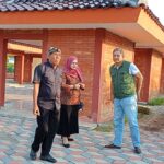 Anggota Komisi II DPRD Kota Mojokerto, Wahyu Nur Hidajat (Rompi Hijau) sidak di Taman Bahari Mjapahit (TBM) (Andy / Kabarterdepan.com)