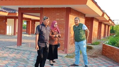 Anggota Komisi II DPRD Kota Mojokerto, Wahyu Nur Hidajat (Rompi Hijau) sidak di Taman Bahari Mjapahit (TBM) (Andy / Kabarterdepan.com)