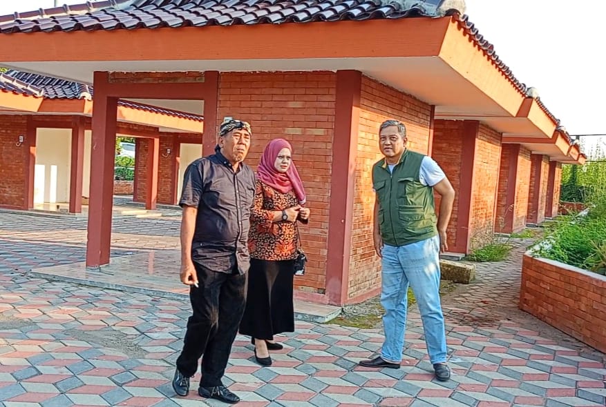 Anggota Komisi II DPRD Kota Mojokerto, Wahyu Nur Hidajat (Rompi Hijau) sidak di Taman Bahari Mjapahit (TBM) (Andy / Kabarterdepan.com) 