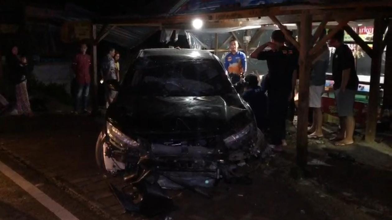 Kondisi mobil sedan Honda Civic Turbo usai menabrak warung nasi di turunan Sendi Desa Pacet, Kecamatan Pacet, Kabupaten Mojokerto (Andy / Kabarterdepan.com)