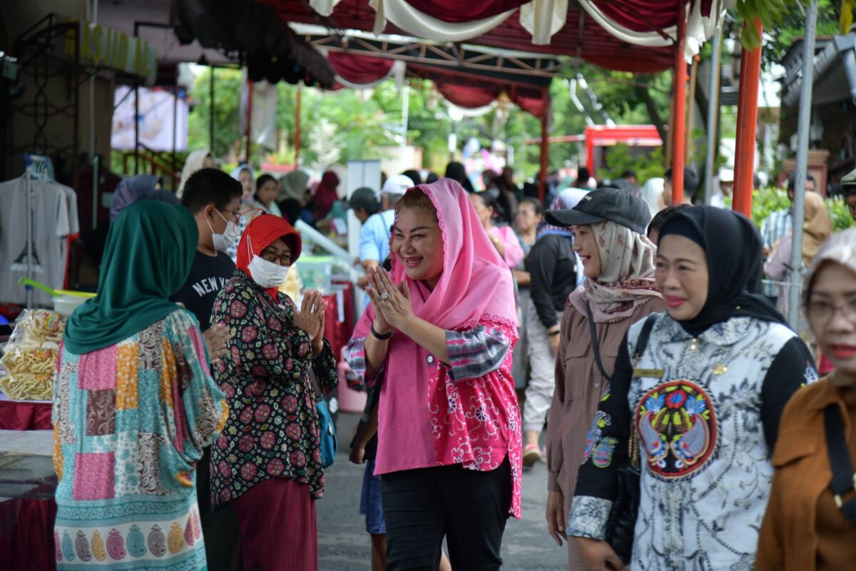 Wali Kota Semarang Hevearita Gunaryanti Rahayu (kerudung pink) menghadiri Festival Ramadan Pegadaian 2024, Senin (25/3/2024). (Ahmad/kabarterdepan.com) 