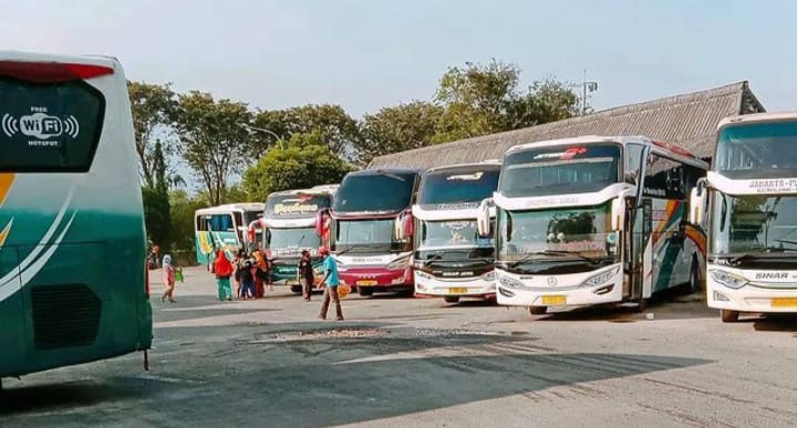 Kondisi terminal induk Purwodadi yang mulai ramai menjelang lebaran Idul Fitri. (Masrikin/kabarterdepan.com) 