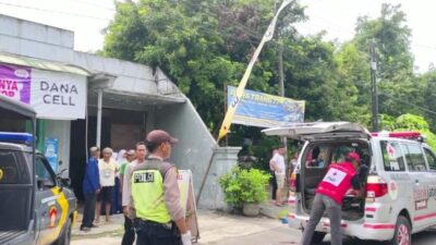 Petugas mengevakuasi jenazah korban kecelakaan di Jalan Desa Ngastemi, Kecamatan Bangsal, Kabupaten Mojokerto, Senin (25/3/2024) siang (Andy / Kabarterdepan.com)