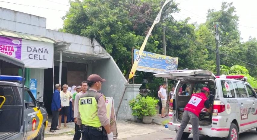 Petugas mengevakuasi jenazah korban kecelakaan di Jalan Desa Ngastemi, Kecamatan Bangsal, Kabupaten Mojokerto, Senin (25/3/2024) siang (Andy / Kabarterdepan.com)