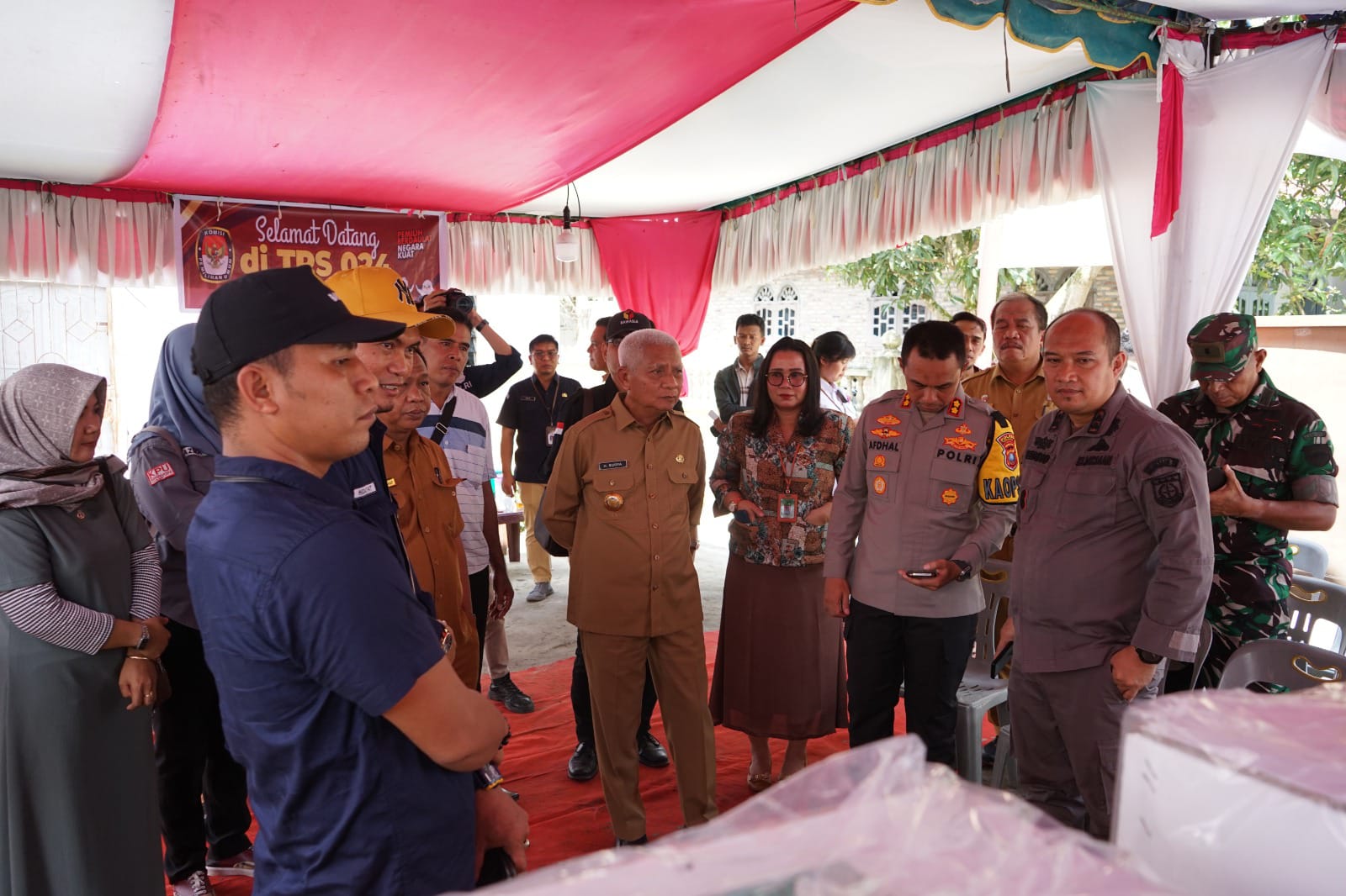 Bupati Asahan saat meninjau pendistribusian logistik pemilu di Kecamatan Simpang Empat. (Adha/kabarterdepan.com) 