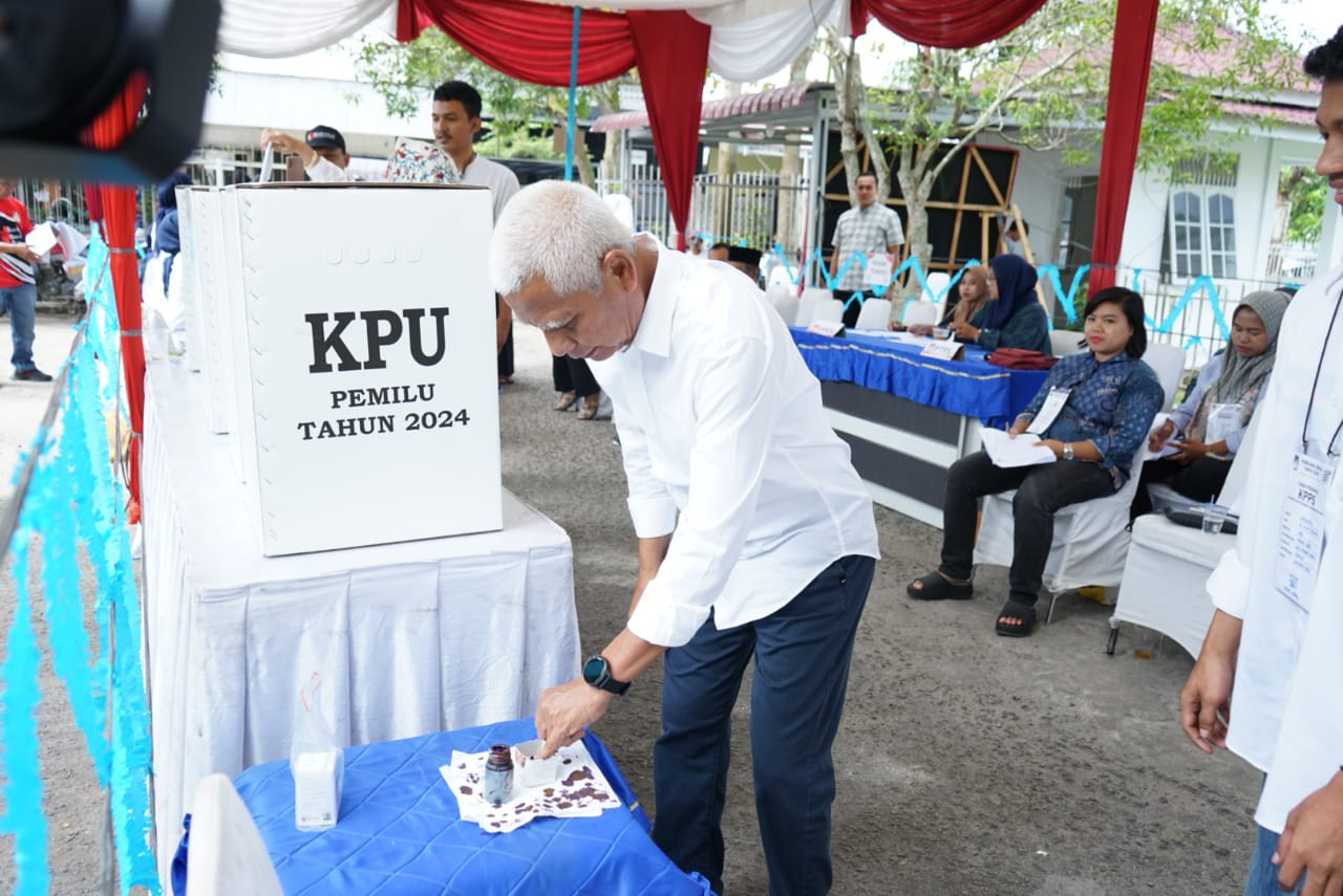 Kunjungi TPS, Bupati Asahan pastikan Pemilu aman. (Adha/kabarterdepan.com) 