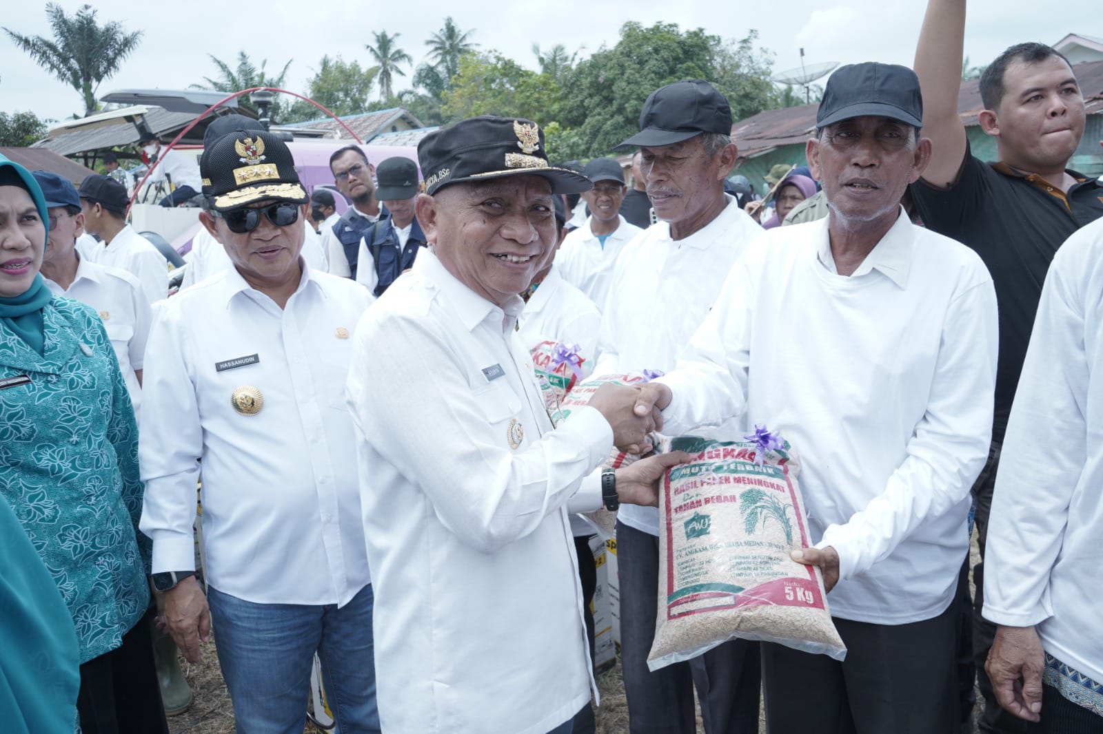 Bupati Asahan bersama Gubernur Sumatera Utara. (Adha/kabarterdepan.com)