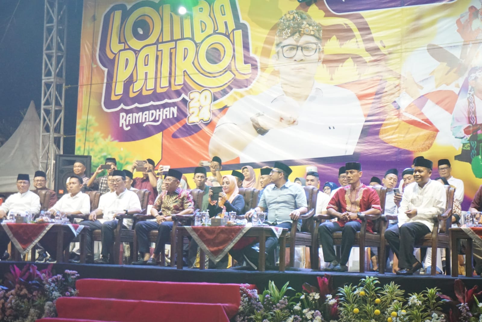 Pj Wali Kota Mojokerto beserta jajaran merasakan kegembiraan masyarakat terhadap acara lomba patrol. (Erix/kabarterdepan.com) 