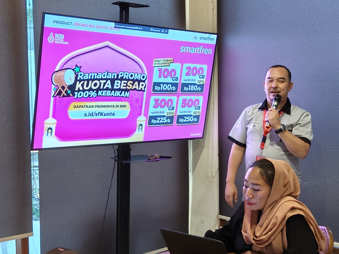 Regional Head North East Java Smartfren, Yulianto menyampaikan Promo Kuota Besar kepada awak media (Andy / Kabarterdepan.com)