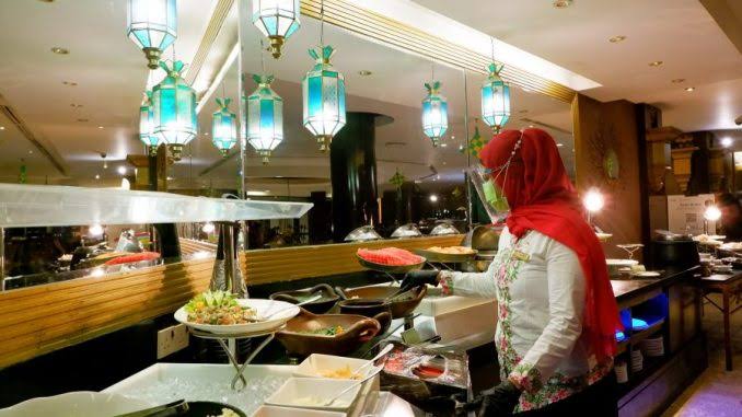 Pramusaji Hotel Ciputra Semarang menata makanan. (Ahmad/kabarterdepan.com) 