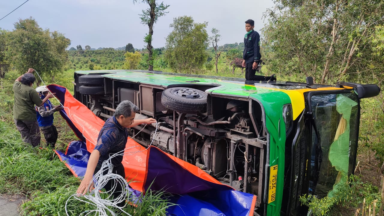 Kondisi Bus Trans Jatim terguling di Dawarblandong, Mojokerto, Kamis (28/3/2024). (Irfan/kabarterdepan.com) 
