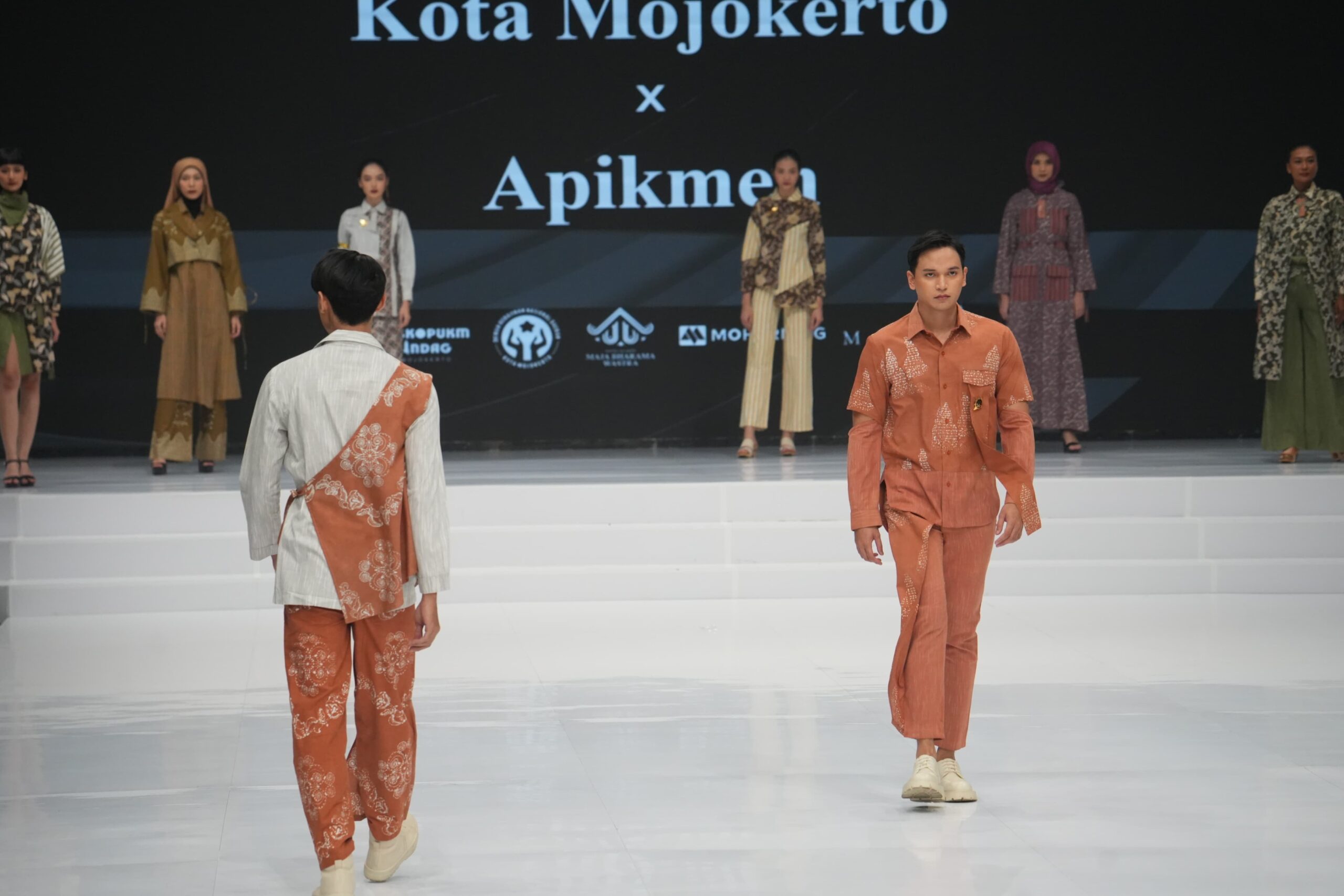 Batik khas Kota Mojokerto di Indonesia Fashion Week 2024. (Fajri / Kabarterdepan.com)