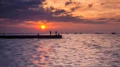 Keindahan sunset di Pantai Tirang Semarang. (Ahmad/kabarterdepan.xom)