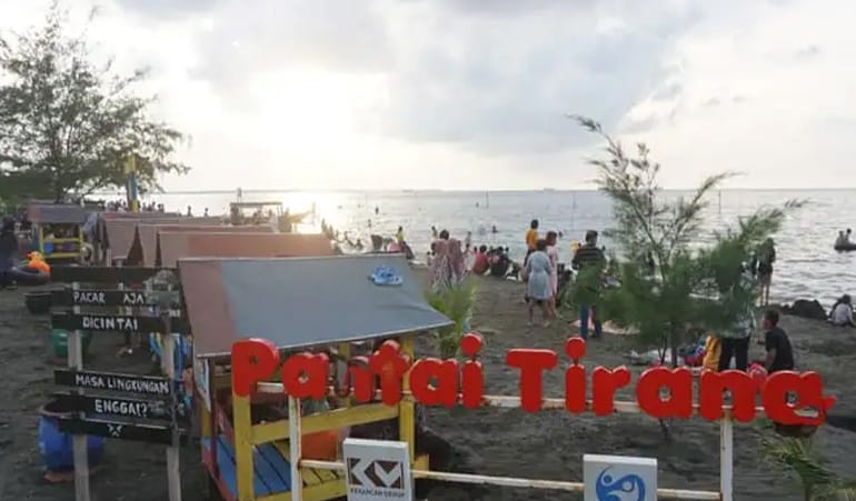 Gerbang Pantai Tirang, Semarang. (Ahmad/kabarterdepan.com) 