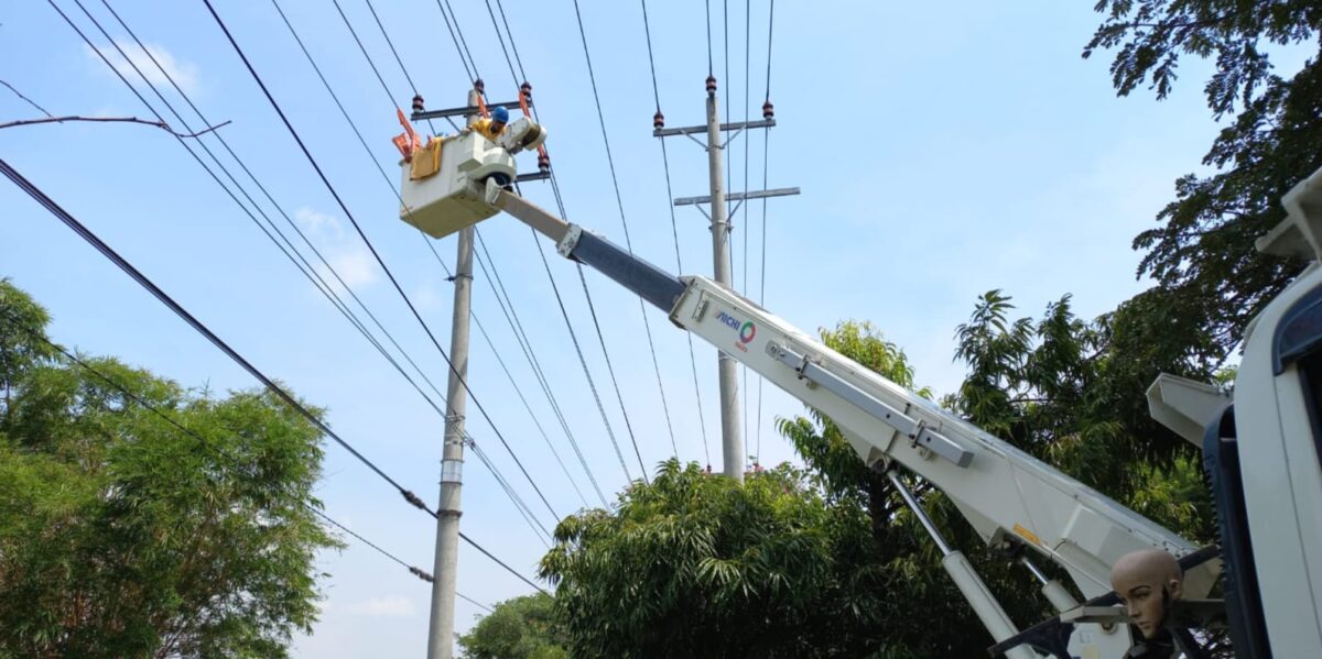 Proses pemasangan alat anti petir CLD di wilayah Grobogan. (Masrikin/kabarterdepan.com) 