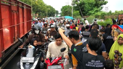Beberapa anggota Relawan Dinkes Kabupaten Mojokerto membagikan takjil, Sabtu (30/3/2024) sore (Andy / Kabarterdepan.com)