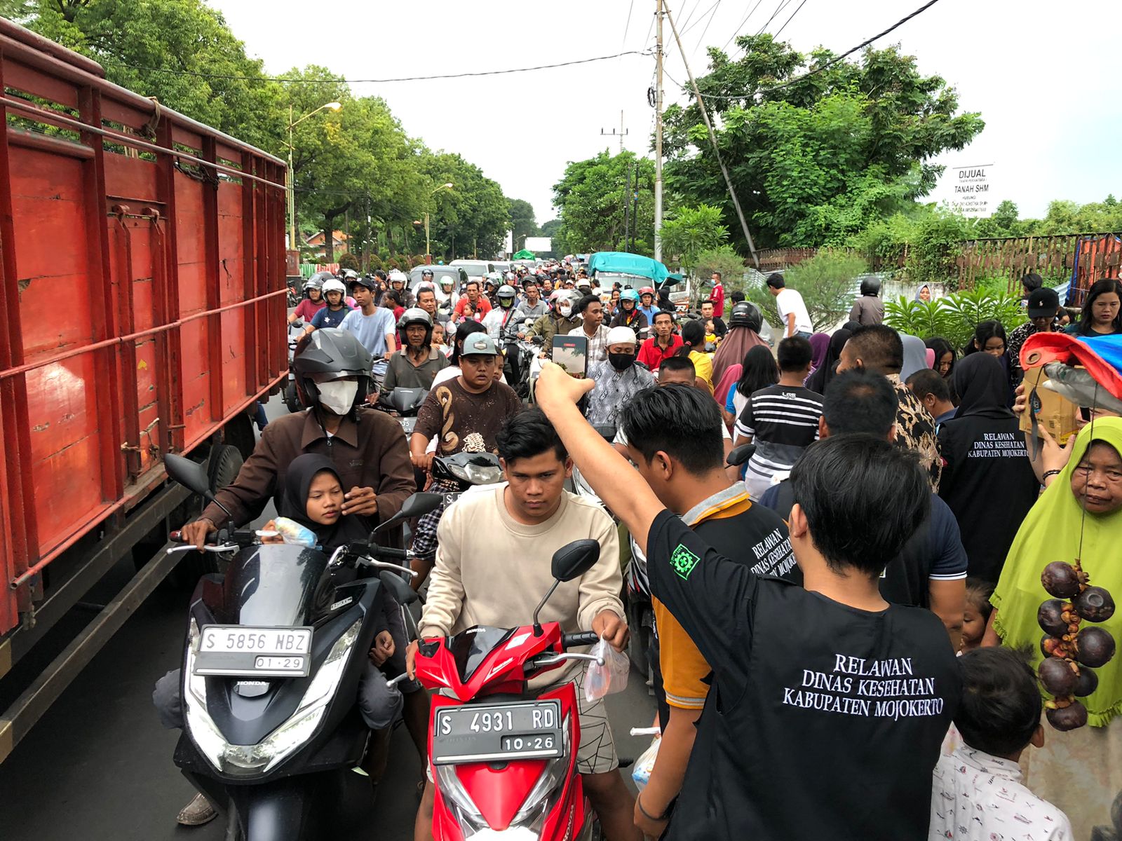 Beberapa anggota Relawan Dinkes Kabupaten Mojokerto membagikan takjil, Sabtu (30/3/2024) sore (Andy / Kabarterdepan.com)