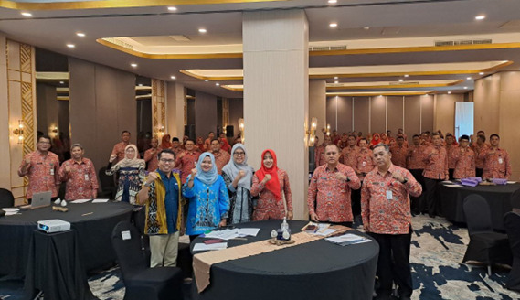 Bupati Mojokerto foto bersama dalam kegiatan Konsolidasi dan Komitmen mengimplementasikan aplikasi ARIP BPJS kesehatan Cabang Mojokerto, Kamis (21/3/2024). (Humas BPJS Kesehatan Mojokerto) 