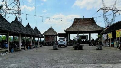 Sentra kuliner Teras Gunung di Semarang yang berada di bawah SUTET. (Ahmad/kabarterdepan.com)