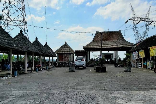 Sentra kuliner Teras Gunung di Semarang yang berada di bawah SUTET. (Ahmad/kabarterdepan.com) 