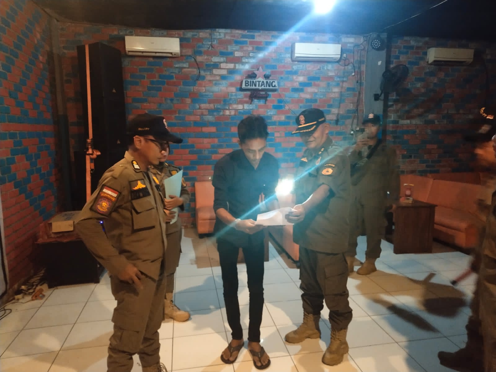 Satpol PP Kabupaten Mojokerto mendatangi lokasi warung yang buka saat malam hari di Bulan Ramadan (Andy / Kabarterdepan.com)