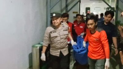 Mayat tanpa identitas yang ditemukan di bawah gerbong kereta api di Mojokerto dibawa ke RSUD Wahidin Sudiro Husodo, Kamis (29/2/2024). (Joe/kabarterdepan.com) 