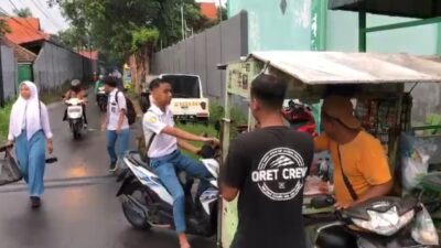 Aktifitas Tukino menjajakan pentol keliling, Jumat (1/3/2024). (Redaksi/kabarterdepan.com) 