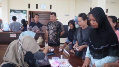 Sekda Pemkot Batu Zadiem Effisiensi, saat tengah memantau Operasi Pasar Tahap 2 di Balai Desa Sumberejo. (Yan/kabarterdepan.com)