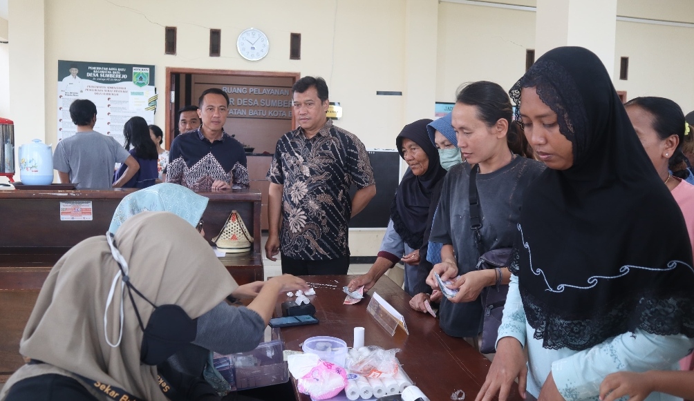 Sekda Pemkot Batu Zadiem Effisiensi, saat tengah memantau Operasi Pasar Tahap 2 di Balai Desa Sumberejo. (Yan/kabarterdepan.com) 