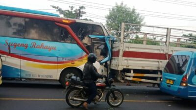 Kondisi Bus Sugeng Rahayu dan truk setelah terlibat tabrakan, Sabtu (2/3/2024). (Redaksi/kabarterdepan.com)
